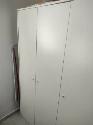 Armario blanco de madera