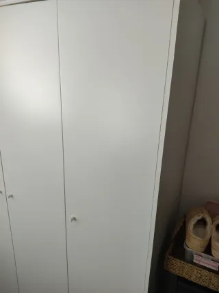 Armario blanco de madera