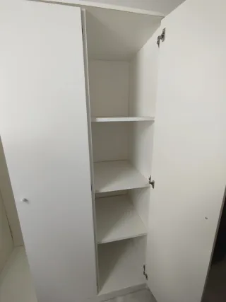 Armario blanco de madera