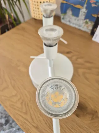 Riel techo Ikea 3 focos y  bombillas incluidas