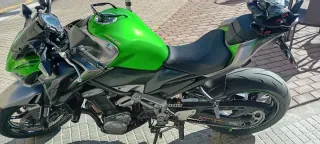 Kawasaki Z900 gris y verde