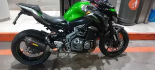 Kawasaki Z900 gris y verde
