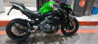 Kawasaki Z900 gris y verde