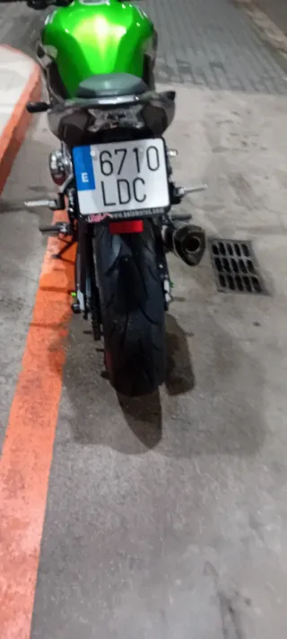 Kawasaki Z900 gris y verde