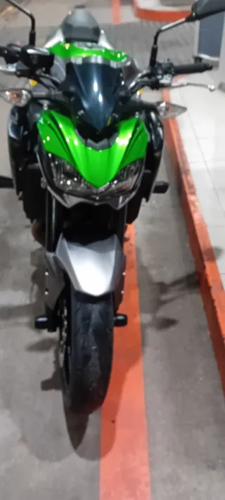 Kawasaki Z900 gris y verde