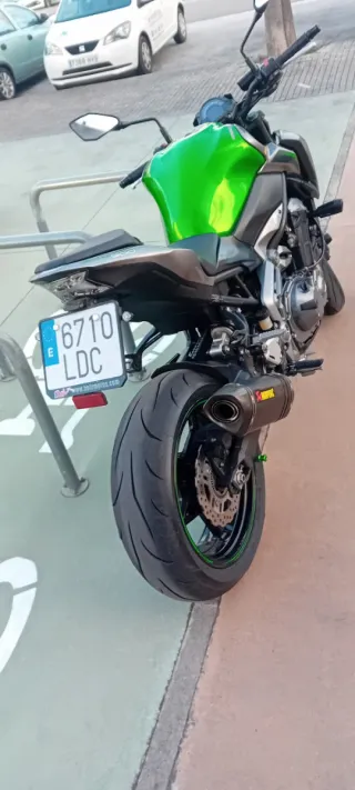 Kawasaki Z900 gris y verde