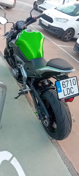 Kawasaki Z900 gris y verde