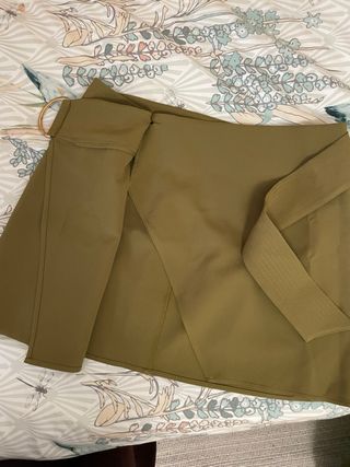 Falda Zara cinturón verde militar