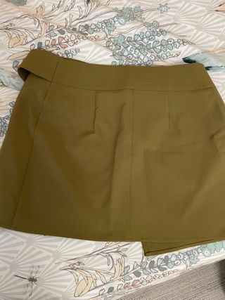 Falda Zara cinturón verde militar