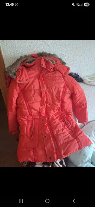 Abrigo rojo con capucha de pelo