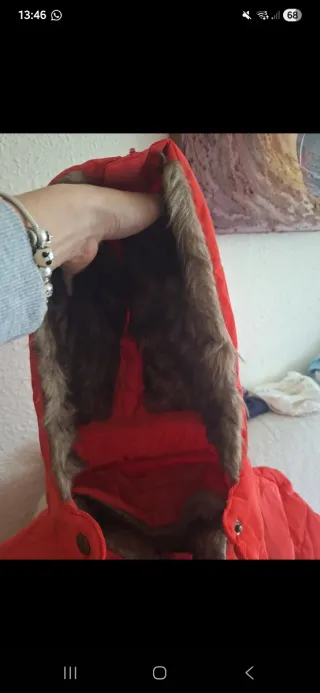 Abrigo rojo con capucha de pelo