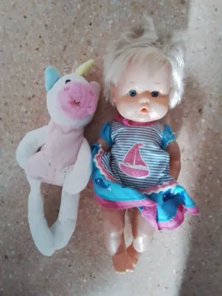 Muñeca bebé rubia ojos azules y unicornio