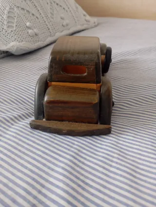 Coche de madera adorno