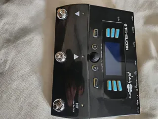 Pedal de efectos para voz y guitarra acústica.