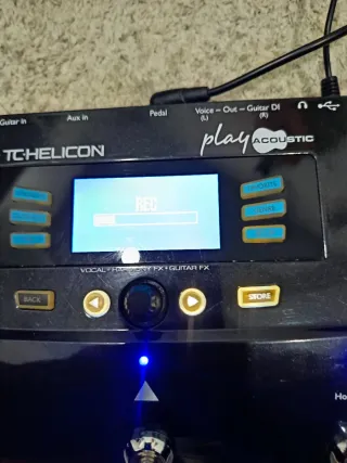 Pedal de efectos para voz y guitarra acústica.