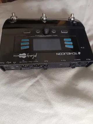 Pedal de efectos para voz y guitarra acústica.