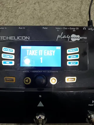 Pedal de efectos para voz y guitarra acústica.