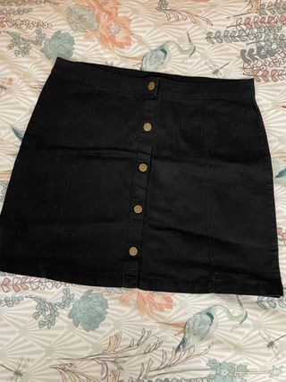Falda negra con botones dorados