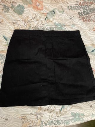 Falda negra con botones dorados