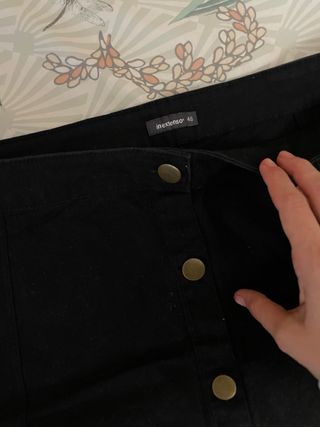 Falda negra con botones dorados