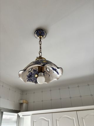 Lámpara de cerámica azul y blanca