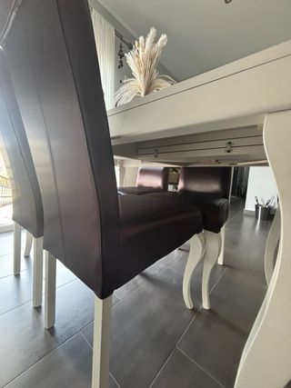 Mesa blanca lacada con 6 sillas