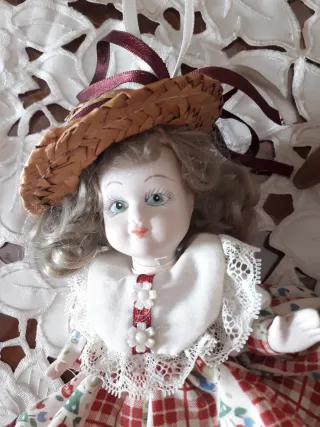 Bambola in ceramica su sedia. Vintage