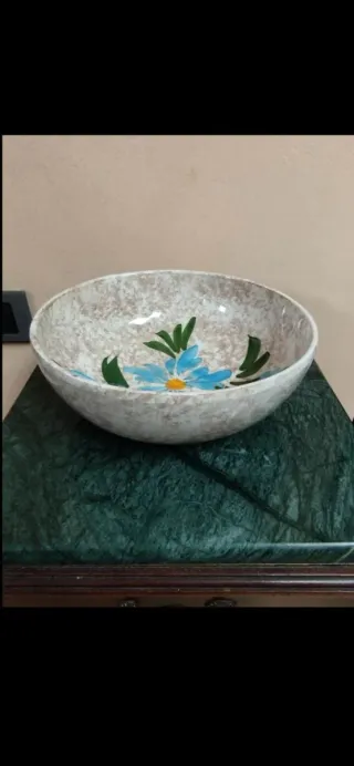 Piatto in ceramica decorato con fiore