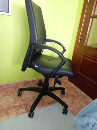 Silla de oficina cuero sintético negra