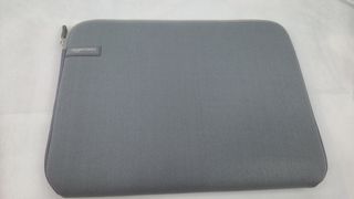 Funda portátil Amazon Basics 13,3 gris