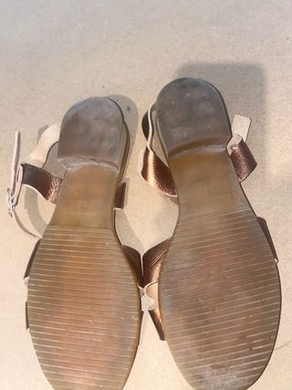 Sandalias de cuero marrón y dorado