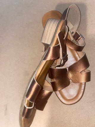 Sandalias de cuero marrón y dorado