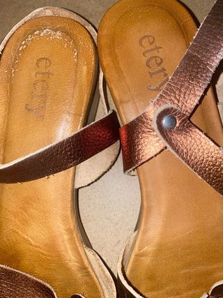 Sandalias de cuero marrón y dorado