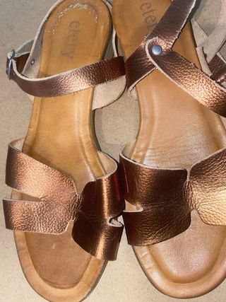 Sandalias de cuero marrón y dorado