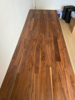 Mesa escritorio con dos patas negras ajustables