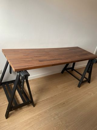 Mesa escritorio con dos patas negras ajustables