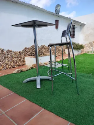 Mesa alta y 2 taburetes