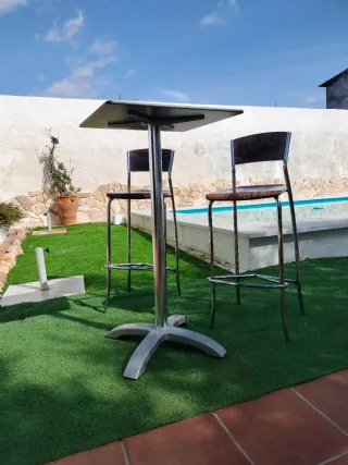 Mesa alta y 2 taburetes