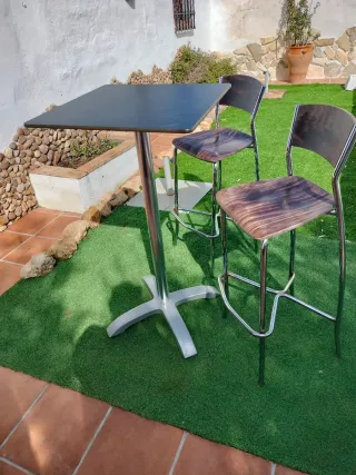 Mesa alta y 2 taburetes