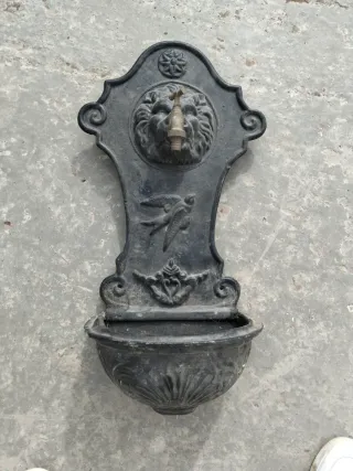 Fuente de pared antigua de hierro fundido