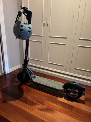 Patinete eléctrico con casco