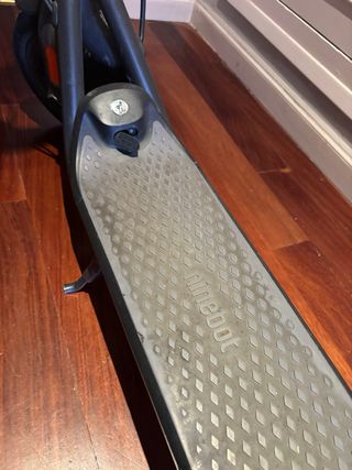 Patinete eléctrico con casco