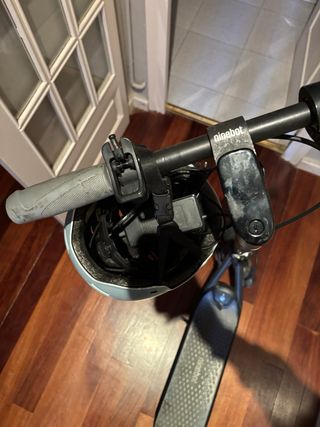 Patinete eléctrico con casco