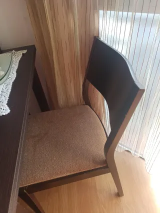 Mesa extensible y 4 sillas . precio no negociable