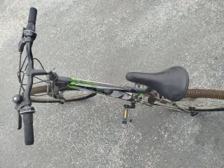 Bicicleta de montaña negra