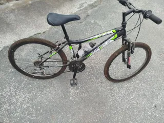 Bicicleta de montaña negra