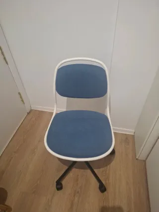 Silla giratoria Ikea azul y blanca
