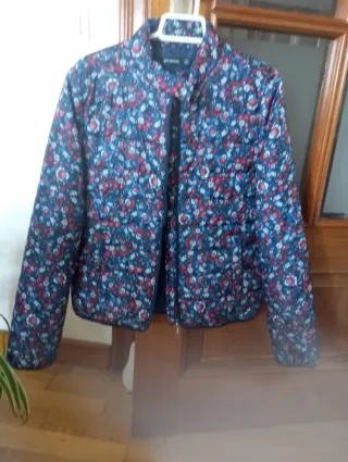 Anorak Stradivarius acolchado estampado