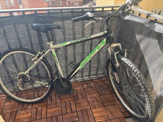 Bicicleta B'TWIN Gris y Conor verde