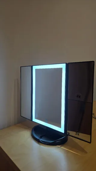 Specchio da trucco con luce LED